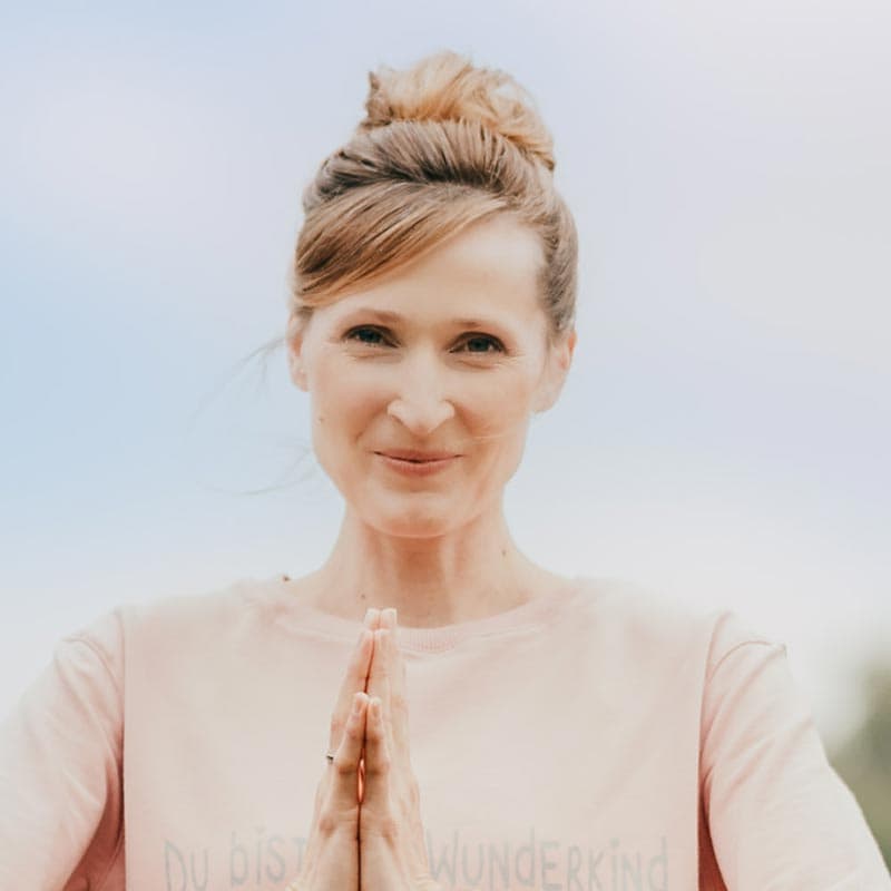 Nicole Femfert mit Herz und Yoga in Schloß Holte-Stukenbruck